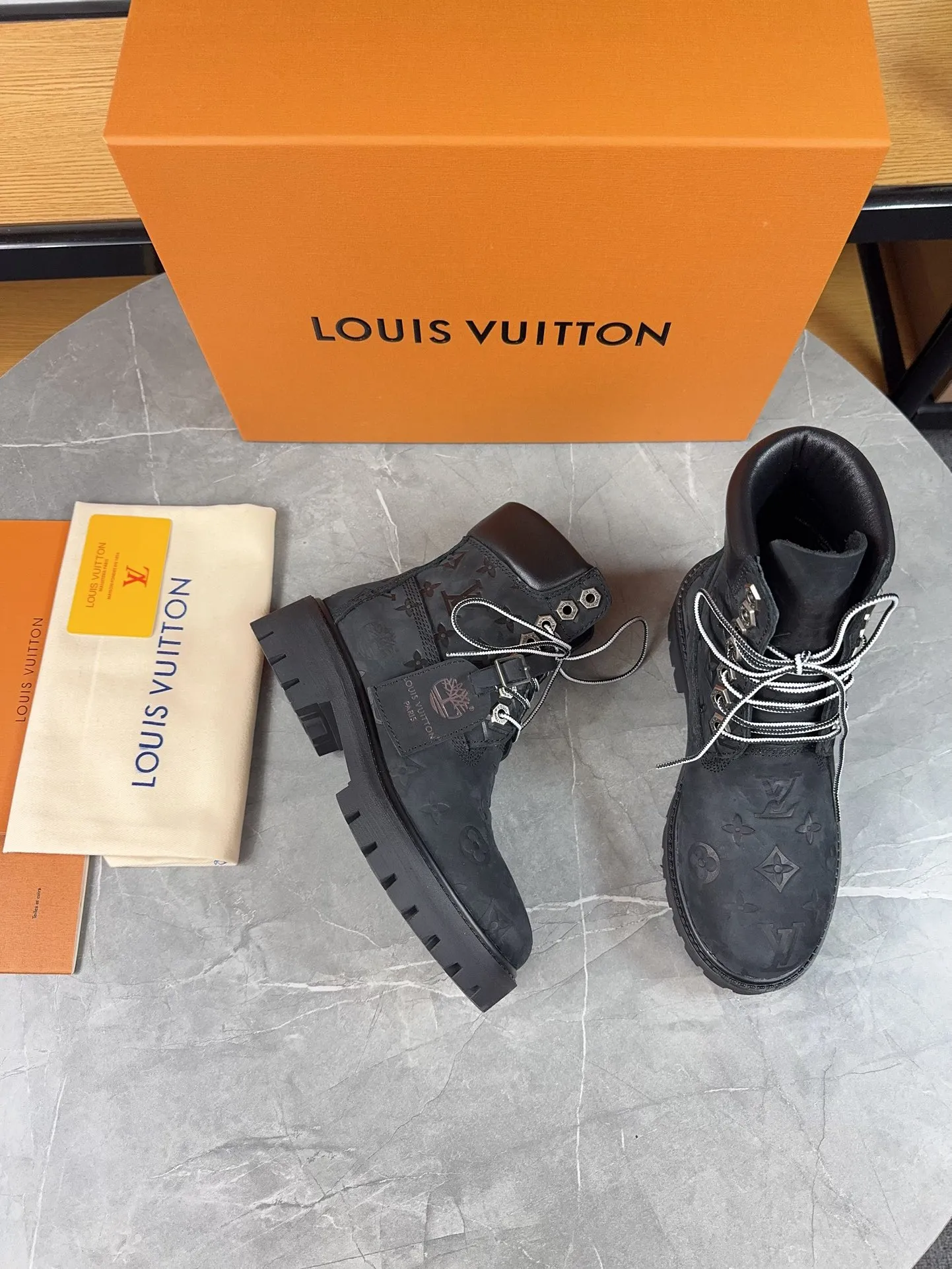 Couple model 💰700 ❤️Top version: Couple model LV x Timberland Timberland joint model Presbyopia Embossed Rhubarb boots Ankle boots Short boots LV x Timberland ankle boots are made of Monogram embossed waterproof nubuck cow leather, relying on the brand's exquisite craftsmanship to carefully reshape the classic Timberland 6-inch boot shape in Italy, and make an eye-catching appearance in 2024 created by Pharrell Williams with American workwear style Autumn and winter menswear show. Monogram embossed tongue, original Timberland laces and outsole are exquisite details, and the leather label expresses the cooperation logo. Exquisite packaging at the delivery counter🛍📦 ▪️Material: Original customized imported first-layer cowhide ▪️Inner lining: Original customized leather lining/mesh lining ▪️Outsole: Original molded anti-slip rubber material ▪️Sole thickness: 3.5CM ▪️Size: Women's 35-40 Men's 39-46